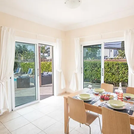 Cyprus Minutes From The Beach, 1245 Βίλα